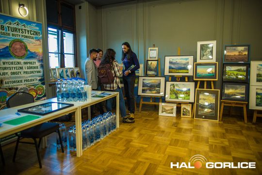 grupa osób na scenie