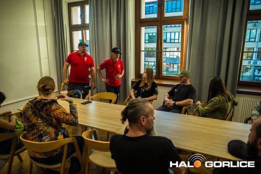 grupa osób na scenie