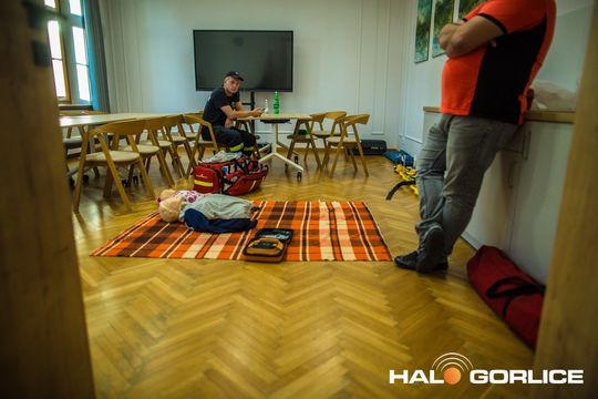 grupa osób na scenie