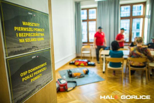 grupa osób na scenie