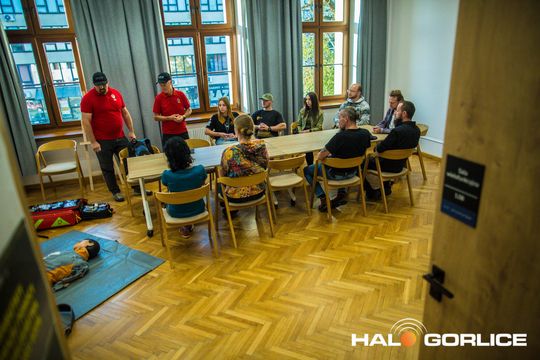 grupa osób na scenie