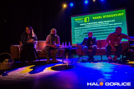 grupa osób na scenie