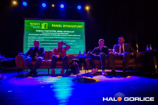 grupa osób na scenie