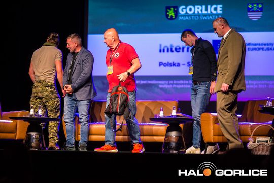 grupa osób na scenie