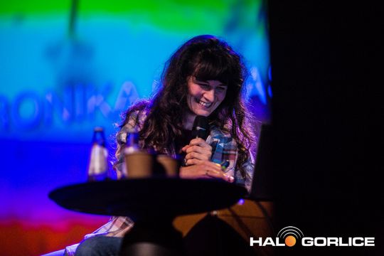 grupa osób na scenie