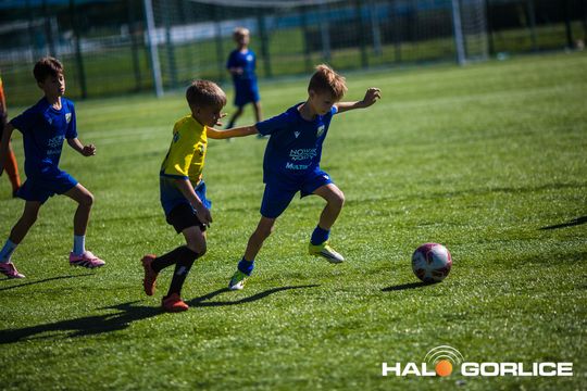 chłopcy grający w piłkę na boisku w gorlicach