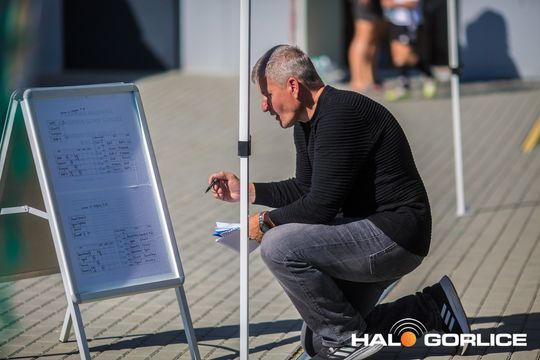chłopcy grający w piłkę na boisku w gorlicach