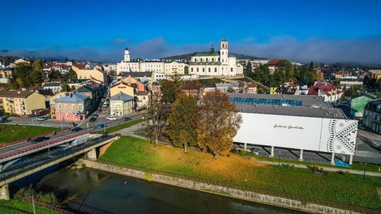 Zdjęcie przedstawia Gorlice z lotu ptaka