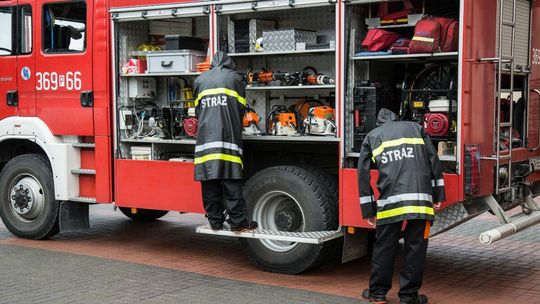Zdjęcie przedstawia wóz strażacki oraz strażaków