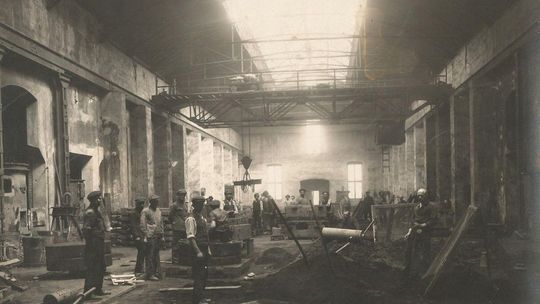 Zdjęcie przedstawia pracowników Fabryki Maszyn