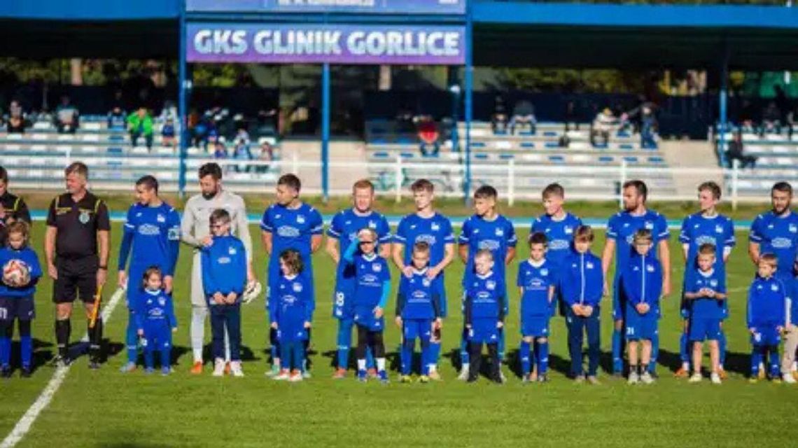 Zdjęcie przedstawia piłkarze na stadionie w Gorlicach