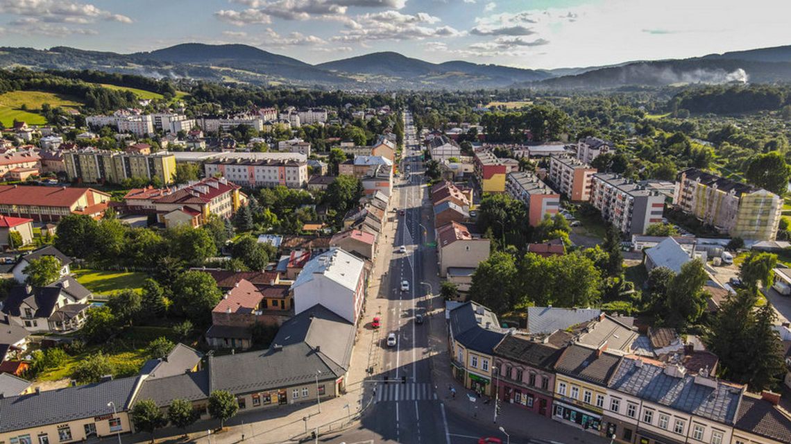 zdjęcie przedstawia skrzyżowanie w mieście Gorlice