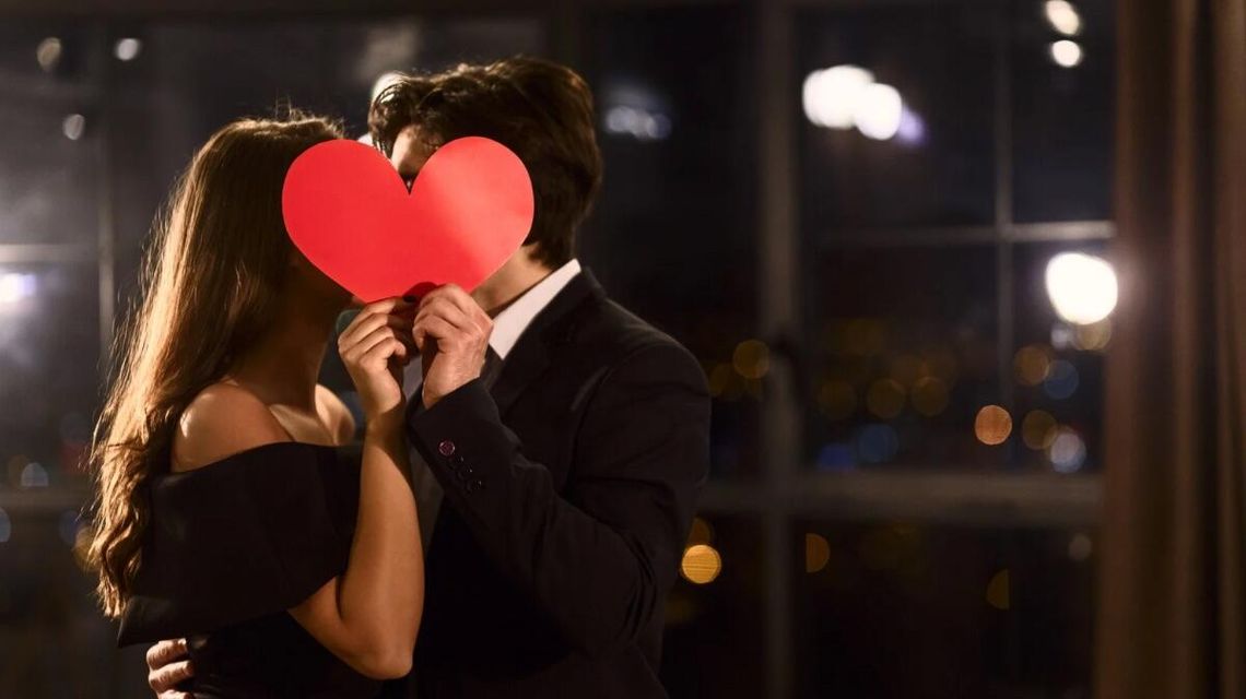 Zdjęcie przedstawia zakochaną parę