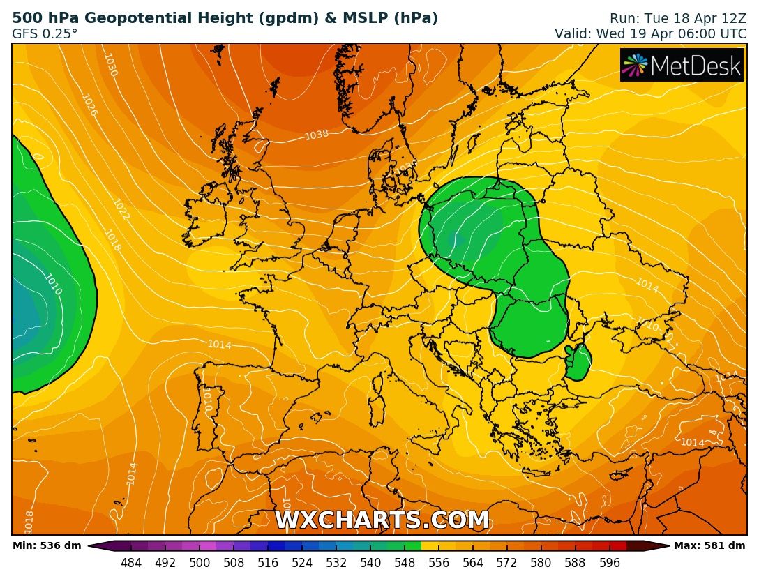 prognozowany rozkład pola geopotencjału 500 hPa z widocznym niżem górnym nad Polską we środę o 8 CEST