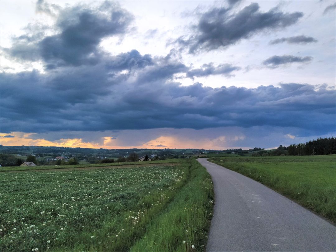 komórka opadowa wędrująca przez powiat brzeski i tarnowski w poniedziałek, 15 maja 2023, foto: Marek Sowa