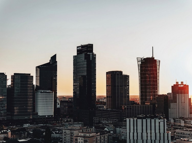 gąszcz biurowców w Śródmieściu Warszawy